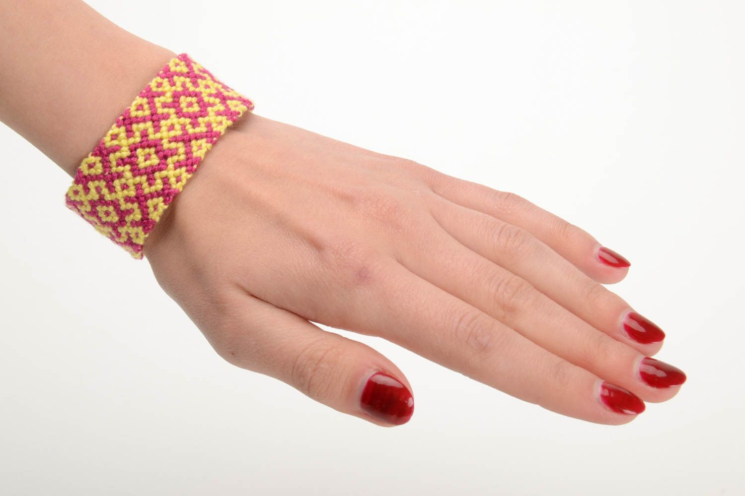 Künstlerisches geflochtenes Armband handmade breit schön rosa gelb aus Mouline  foto 5