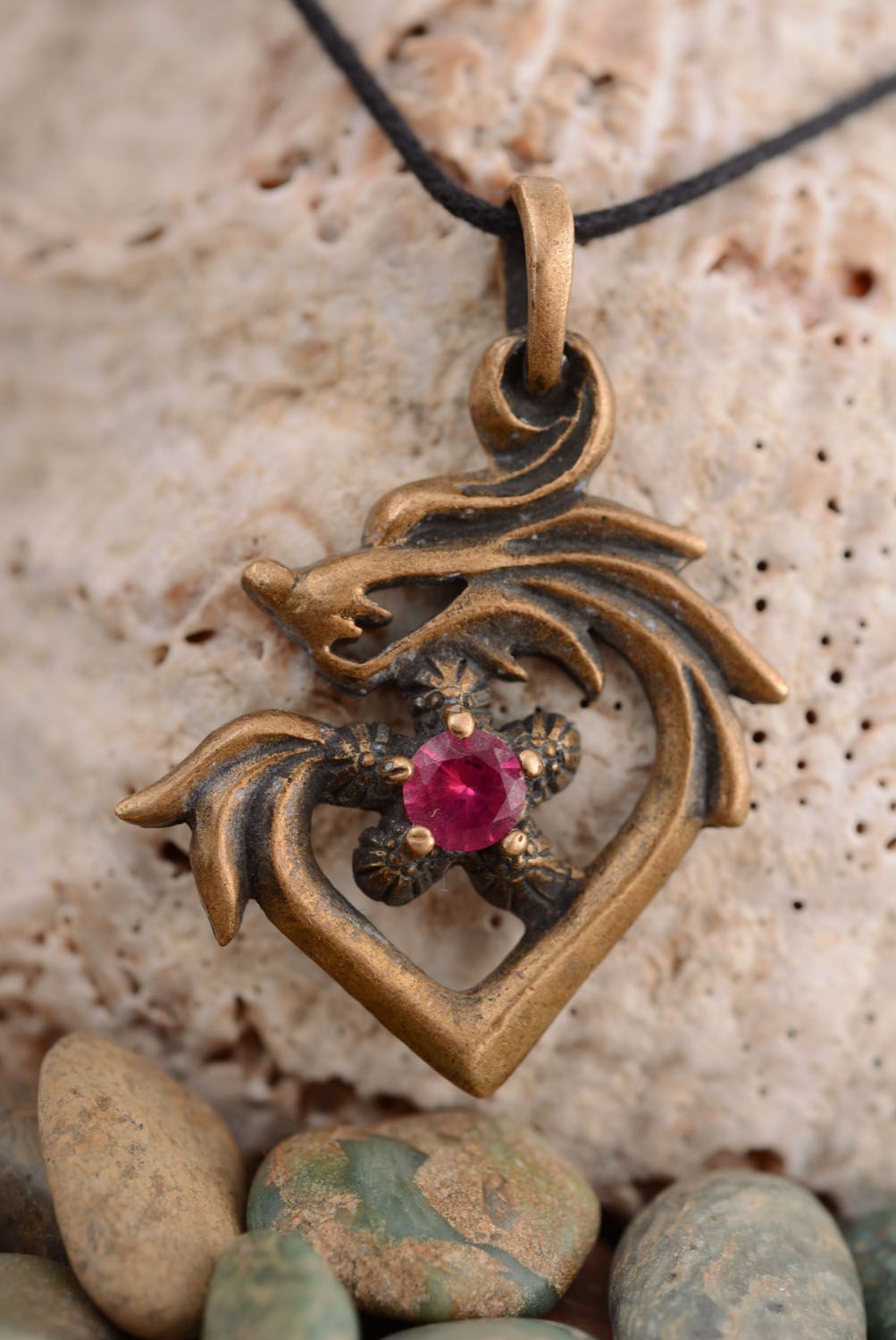 Pendentif en bronze artisanal Coeur de dragon  photo 1