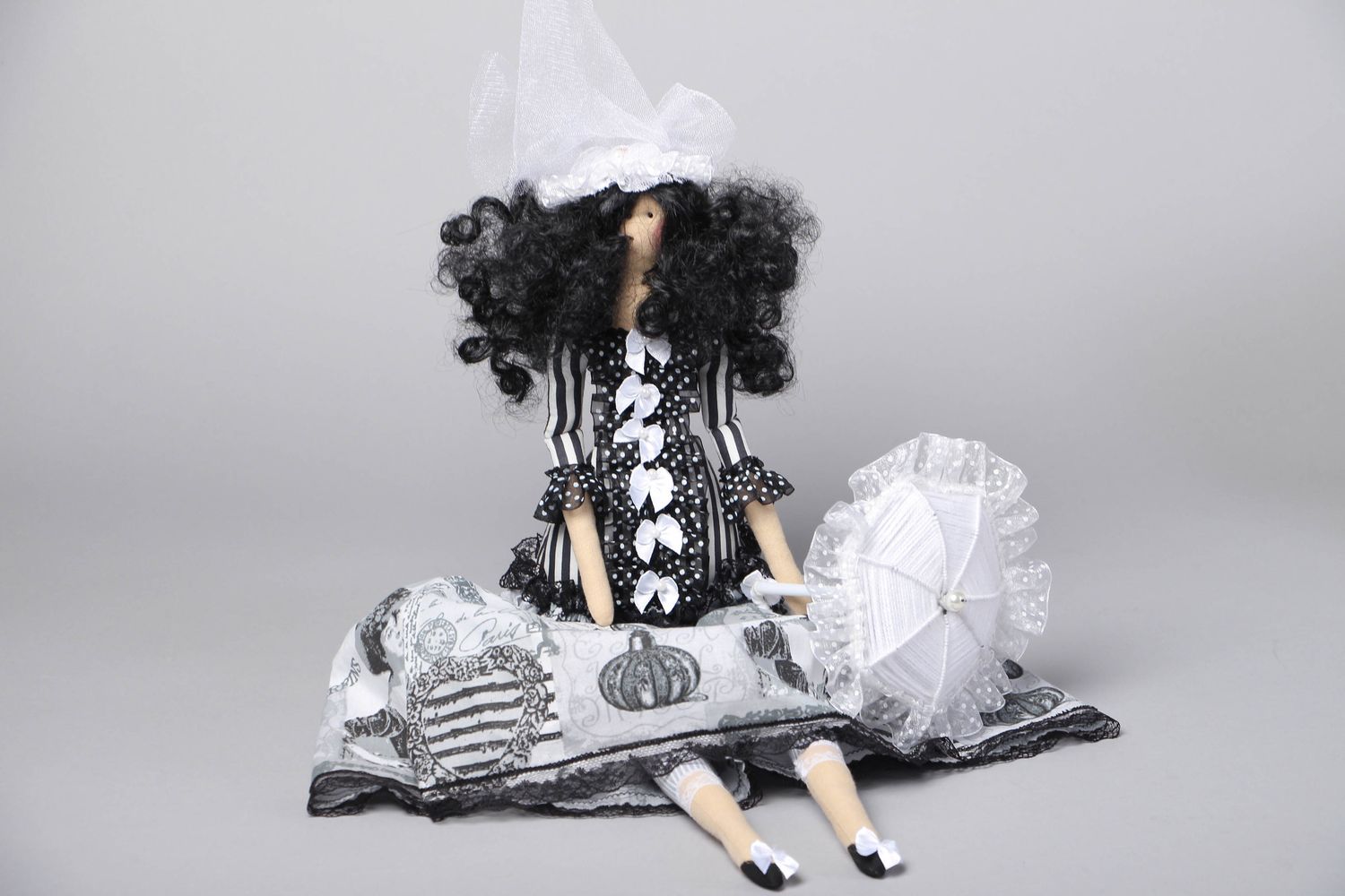 Textil Puppe weiß-schwarz lockig foto 1
