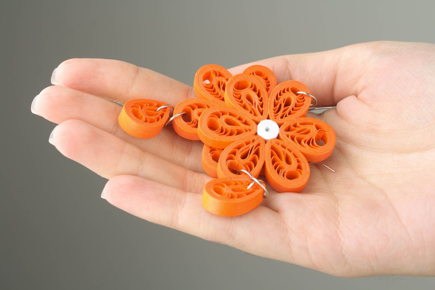 Brincos pingentes em forma d euma flor de papel acessório feminino feito à mão em técnica quilling foto 5