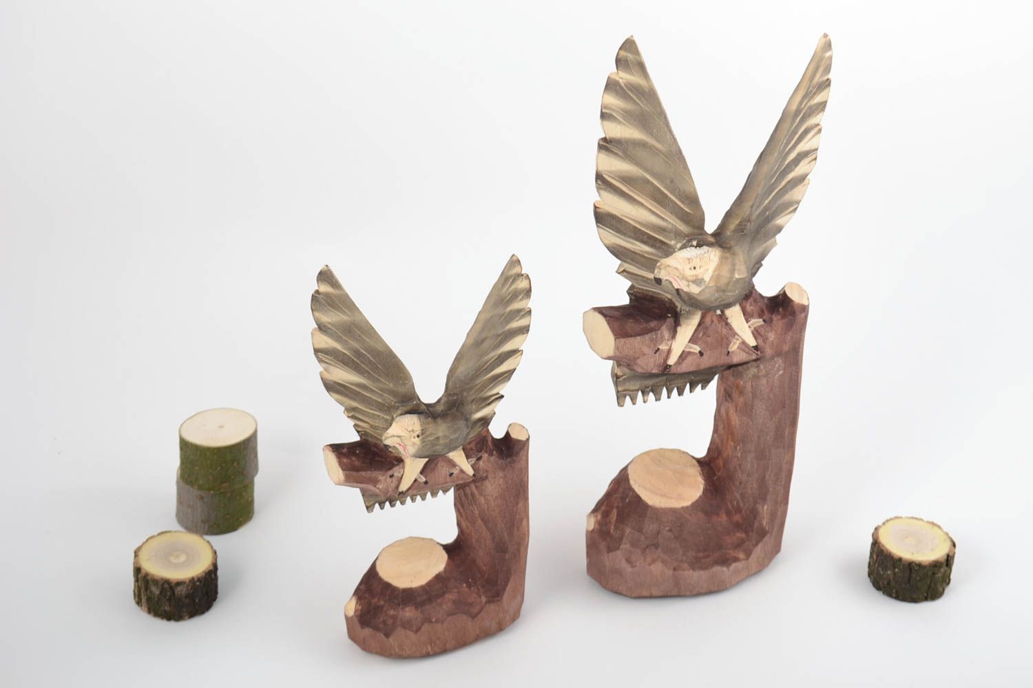 Petites figurines en bois en forme d'aigles sculptées faites main 2 pièces photo 1