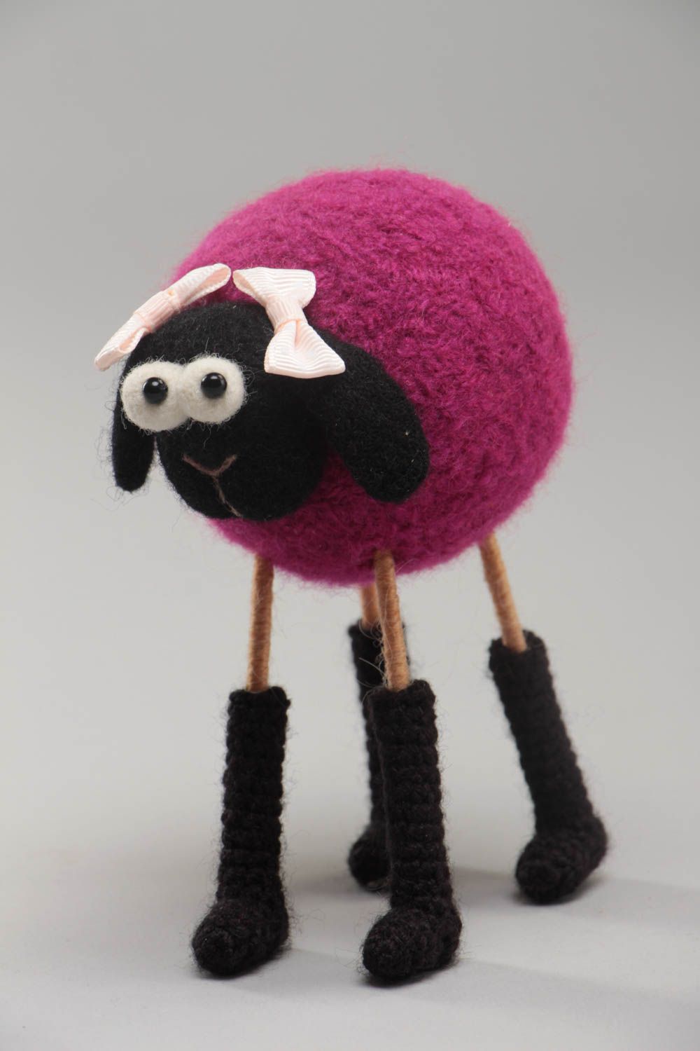 Мягкая вязаная игрушка овечка ручной работы авторская красивая малиновая с черным фото 2