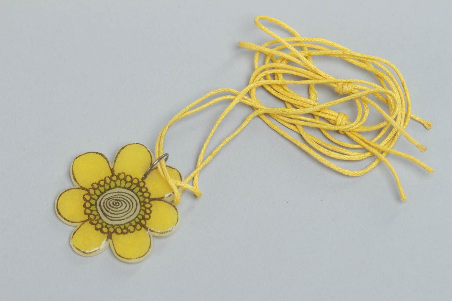 Handgemachter Anhänger Blume aus Polymer Ton gelb an Schnur originell elegant foto 2