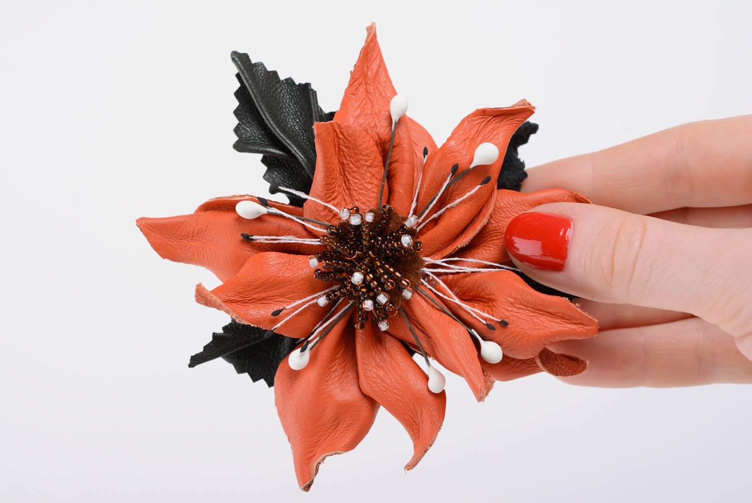 Брошь заколка в виде цветка кожаная большая с бисером красная ручной работы фото 3