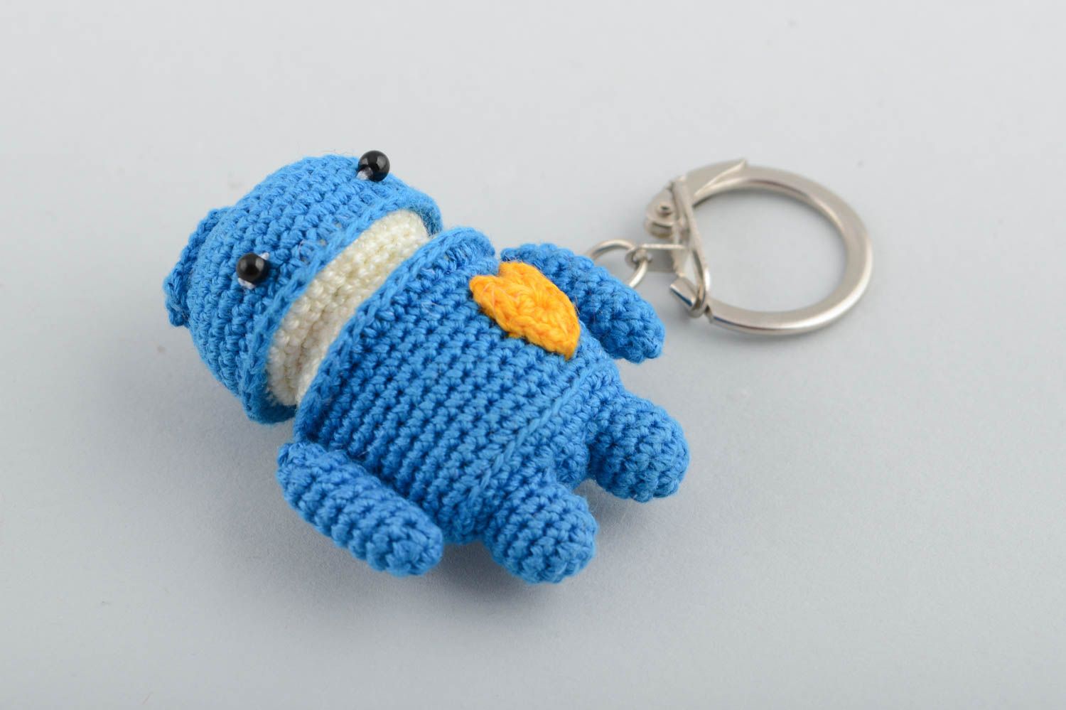 Брелок для ключей мягкая игрушка человечек амигуруми голубой цвет ручной работы фото 3