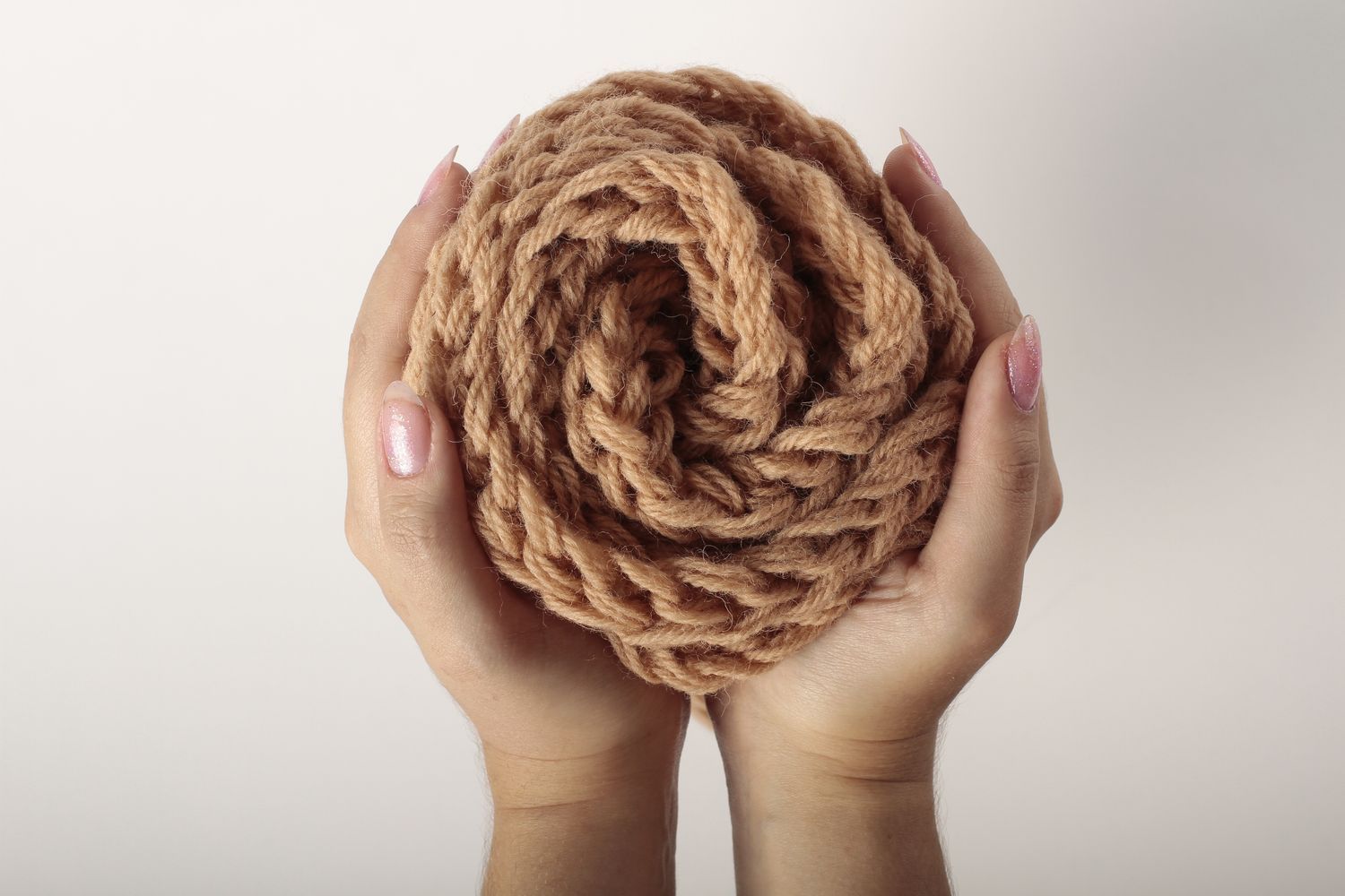 Sciarpa di lana fatta a mano accessorio all'uncinetto da donna in colore marrone foto 4