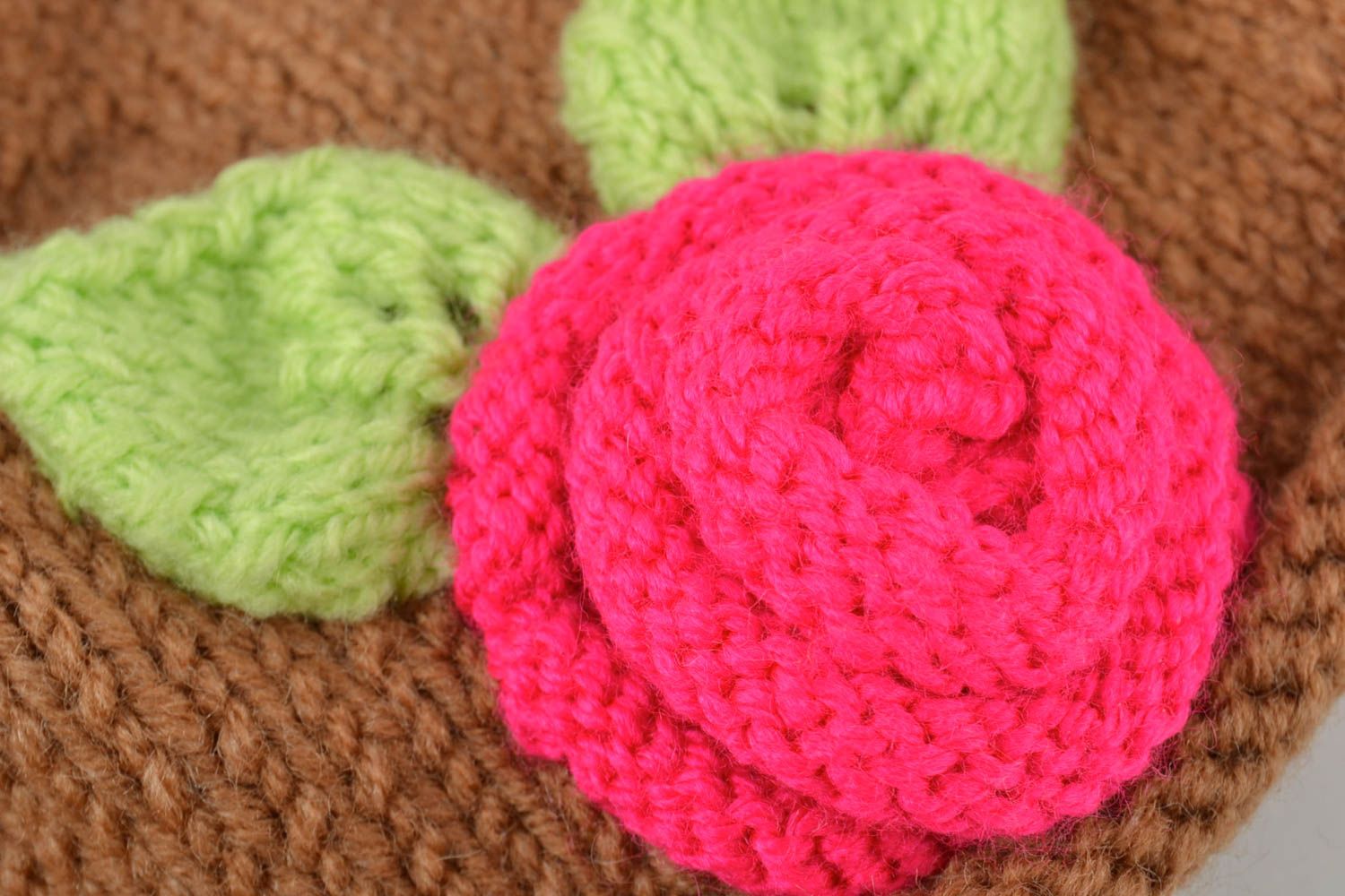 Bonnet pour fillette tricoté en coton fait main brun avec fleur rose de design photo 3