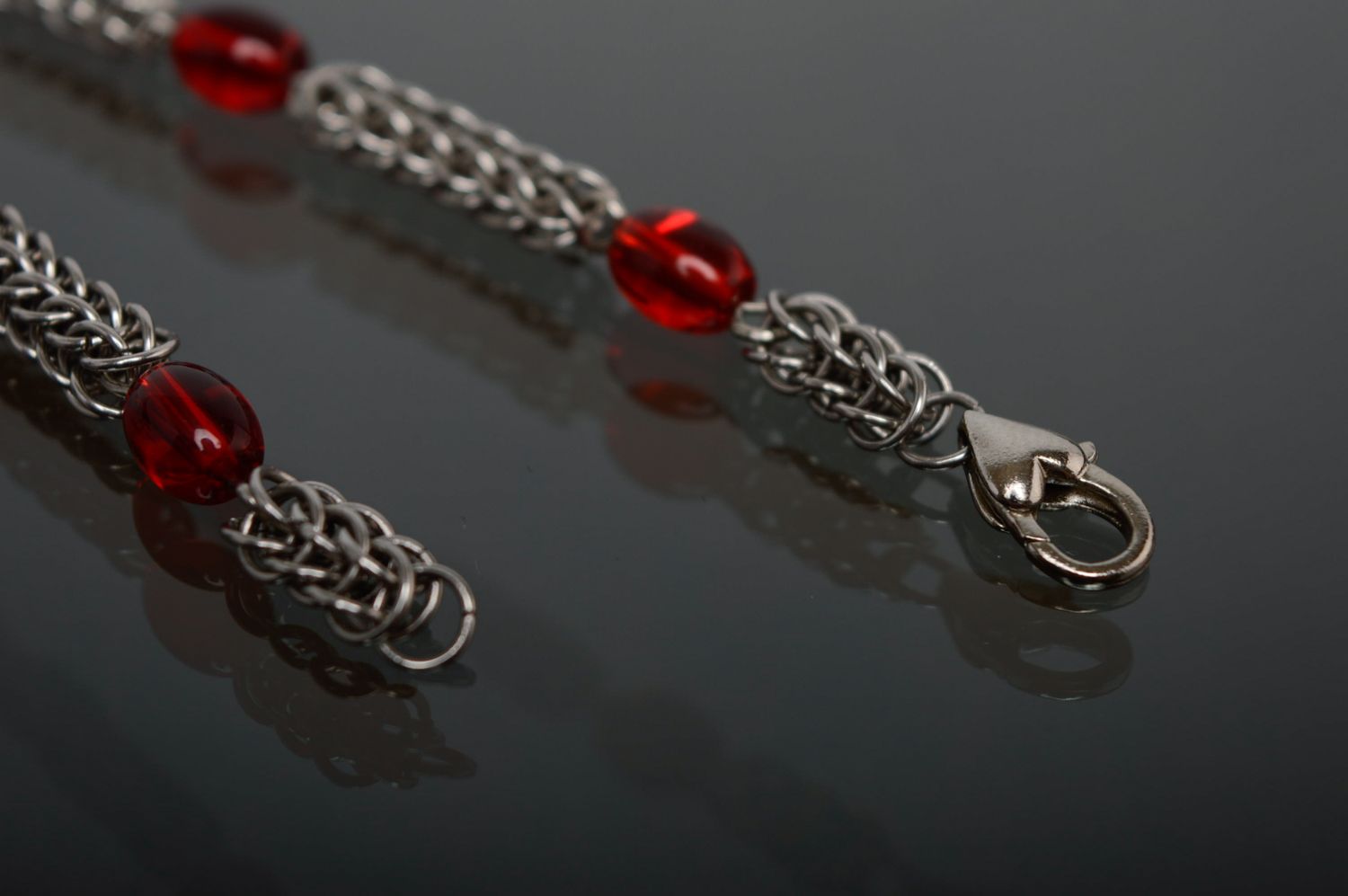 Bracelet à mailles avec perles de verre rouge photo 4