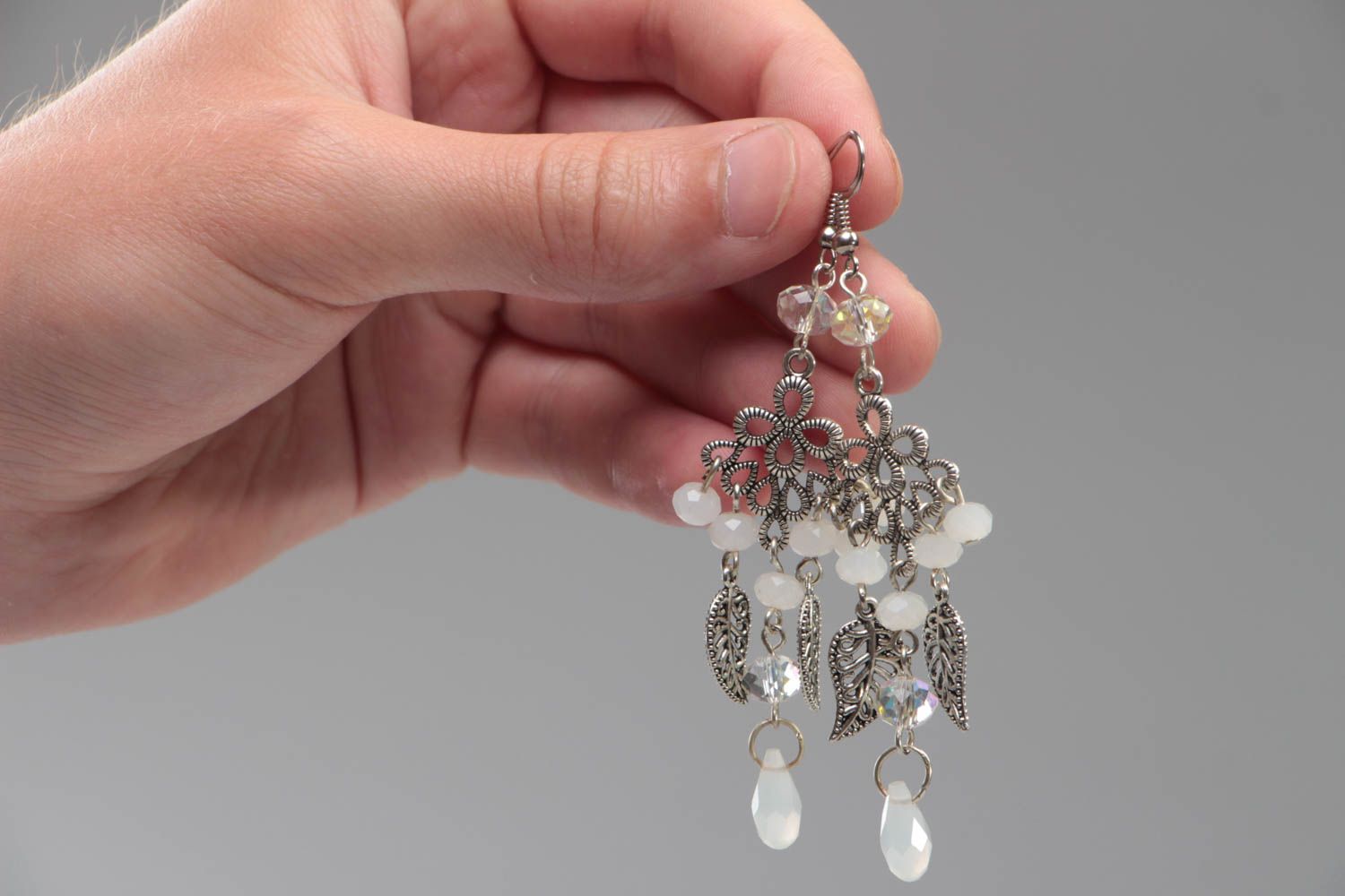 Boucles d'oreilles pendantes en acier et perles de verre blanches faites main photo 5