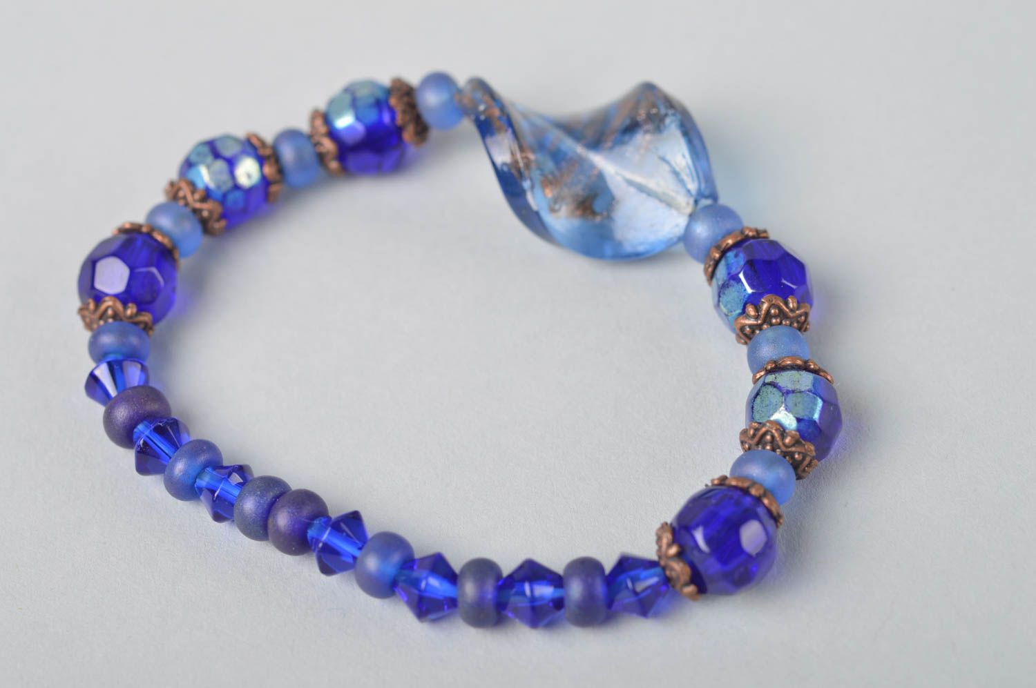 Bracelet tendance Bijou fait main bleu en perles plastiques Cadeau femme photo 3