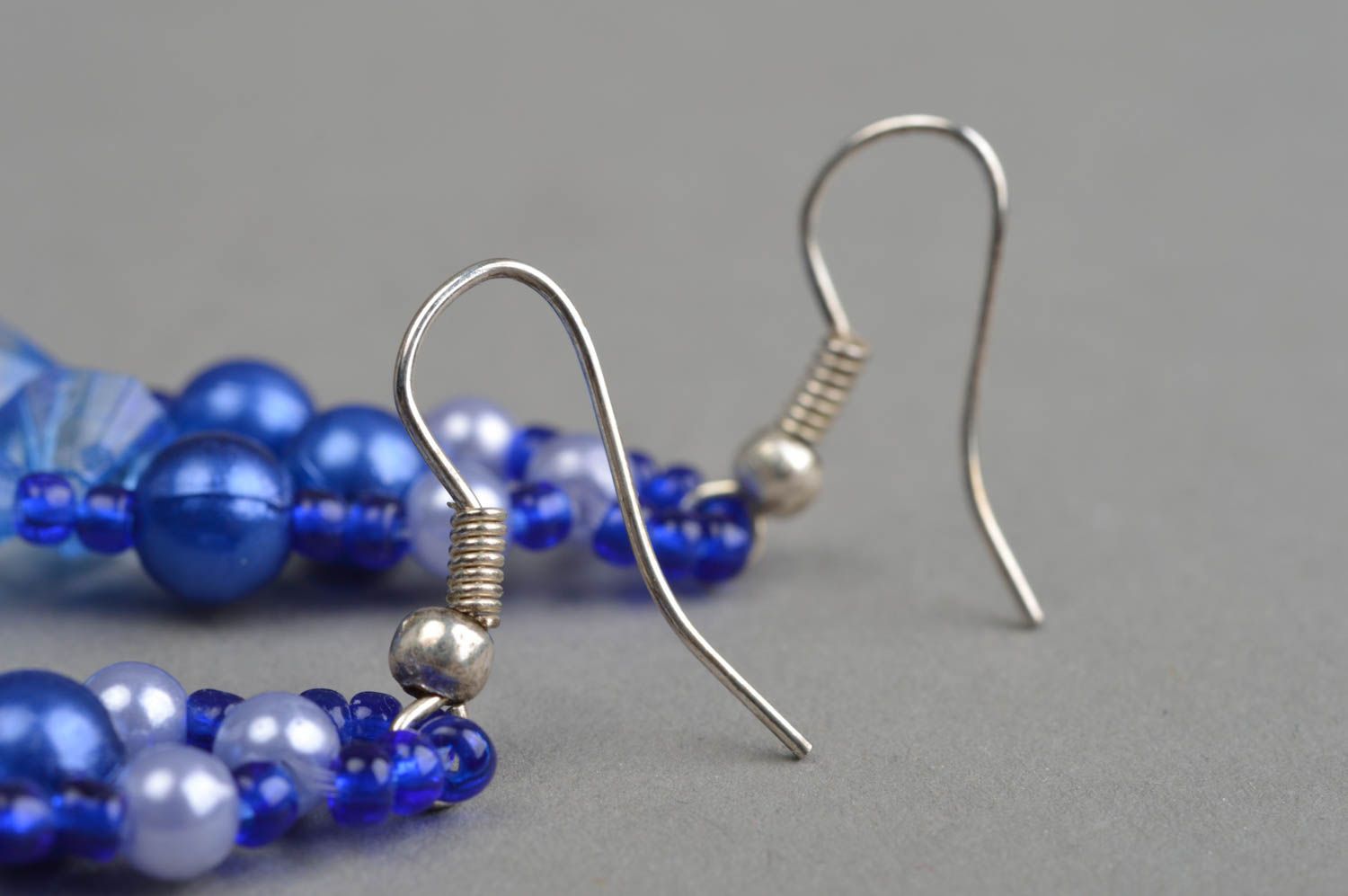 Ungewöhnliche blaue feine Ohrringe aus Glasperlen für stilvolle Damen foto 4