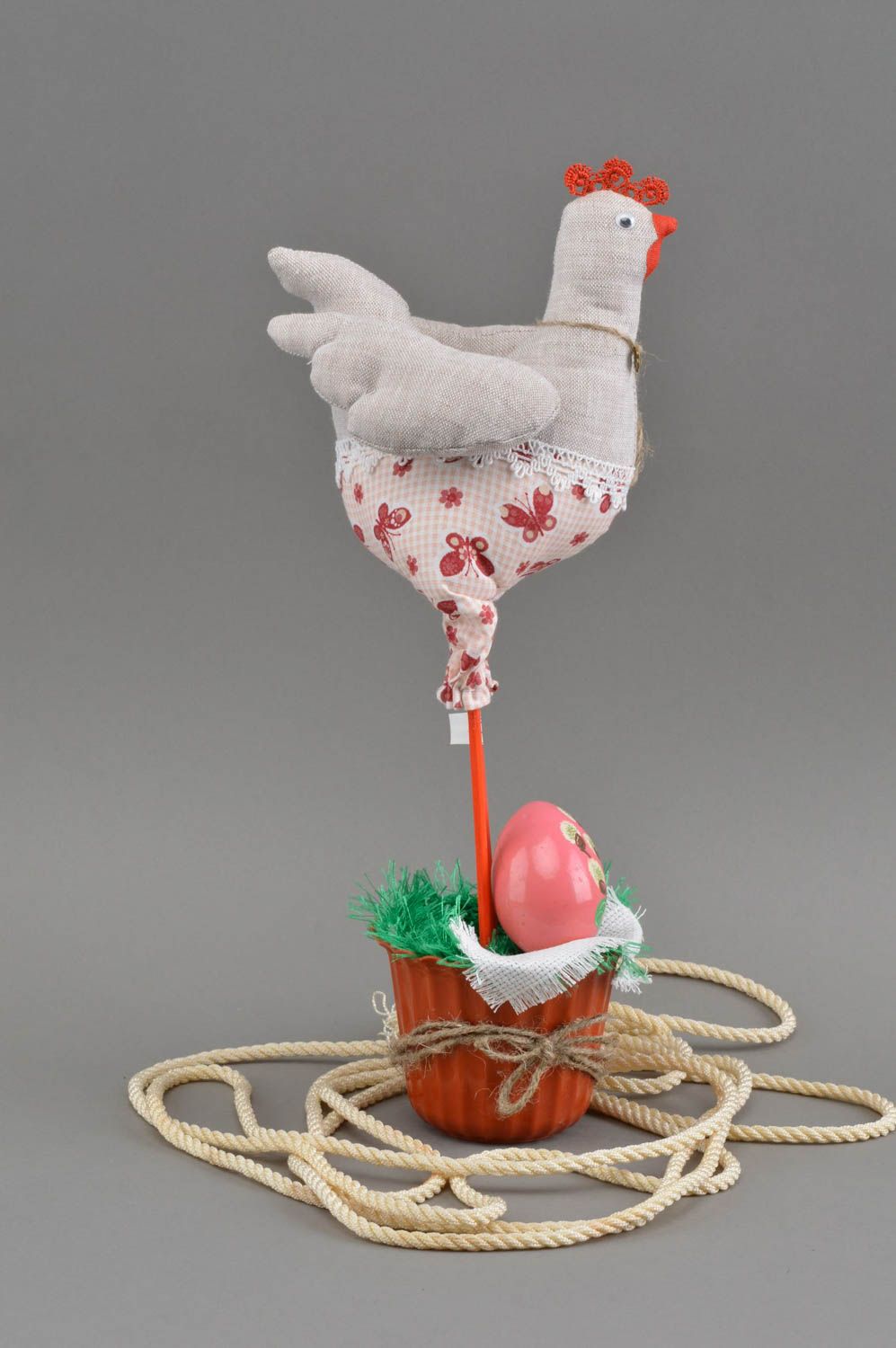 Интерьерная игрушка в виде курицы с писанкой ручной работы авторская пасхальная фото 2