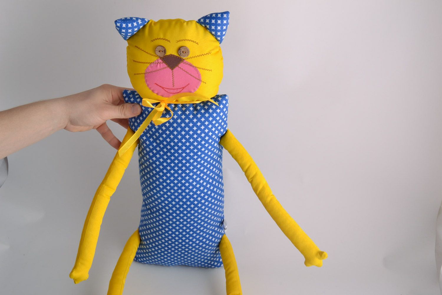 Интерьерная игрушка-подушка в виде кота ручной работы желтая с голубым большая фото 5