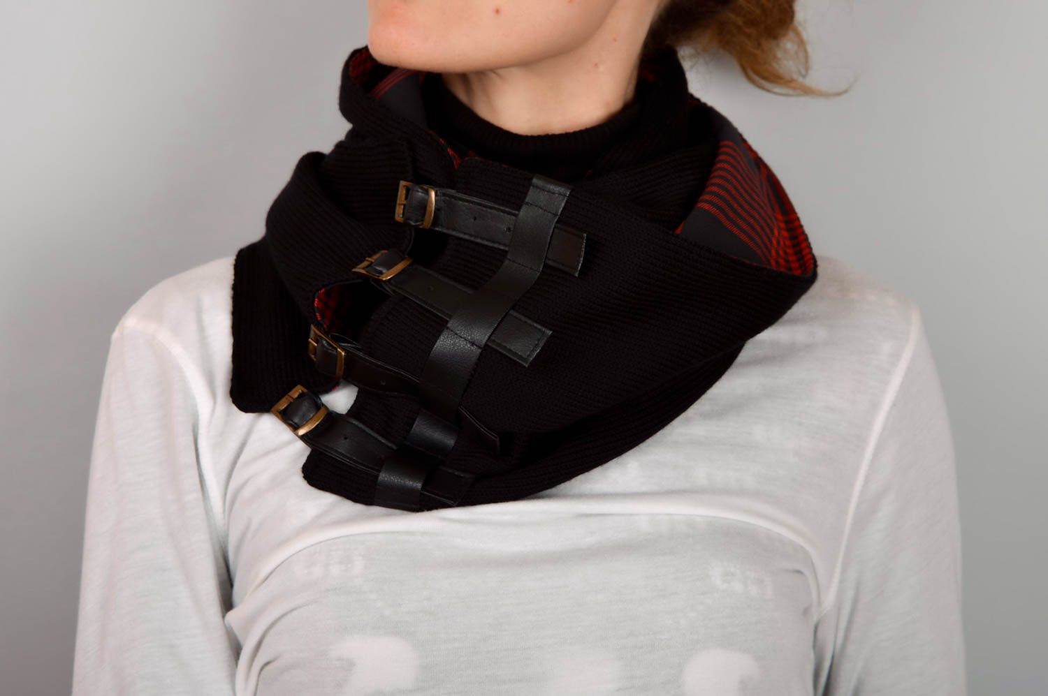 Шарф ручной работы шарф на шею черный с красной клеточкой шарф под плащ фото 4