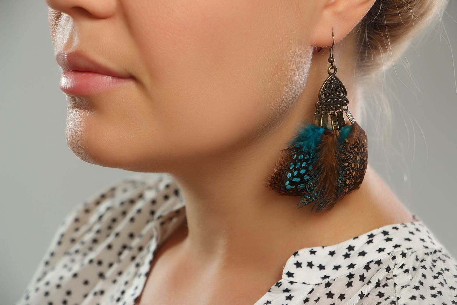 Boucles d'oreilles pendantes avec plumes de pintade photo 4