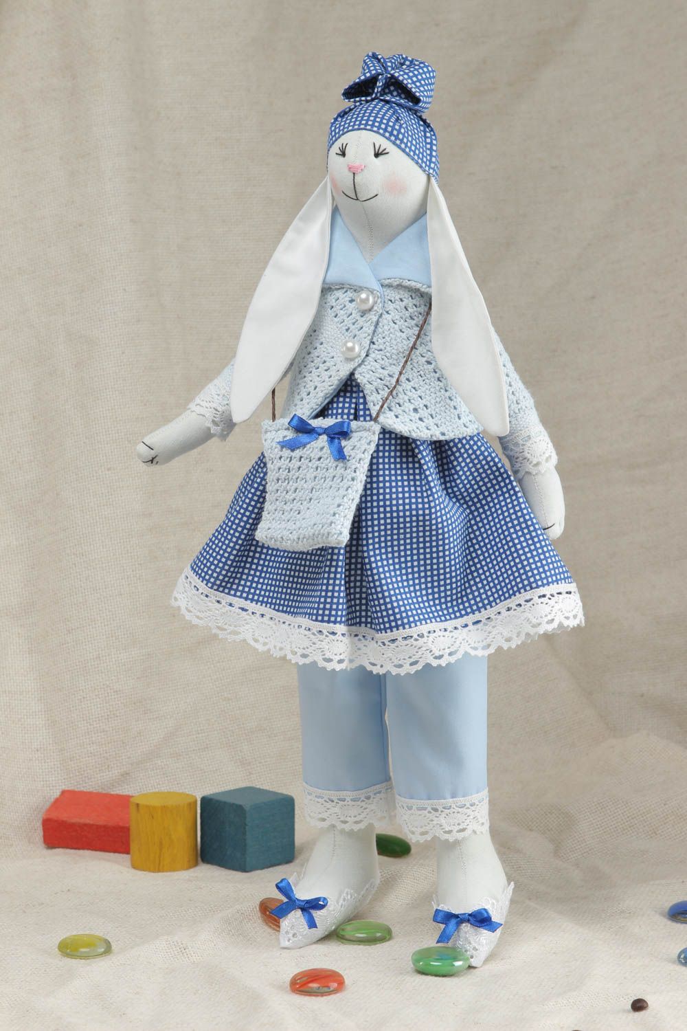 Petite peluche décorative lapin en tenue bleue faite main cadeau original photo 5