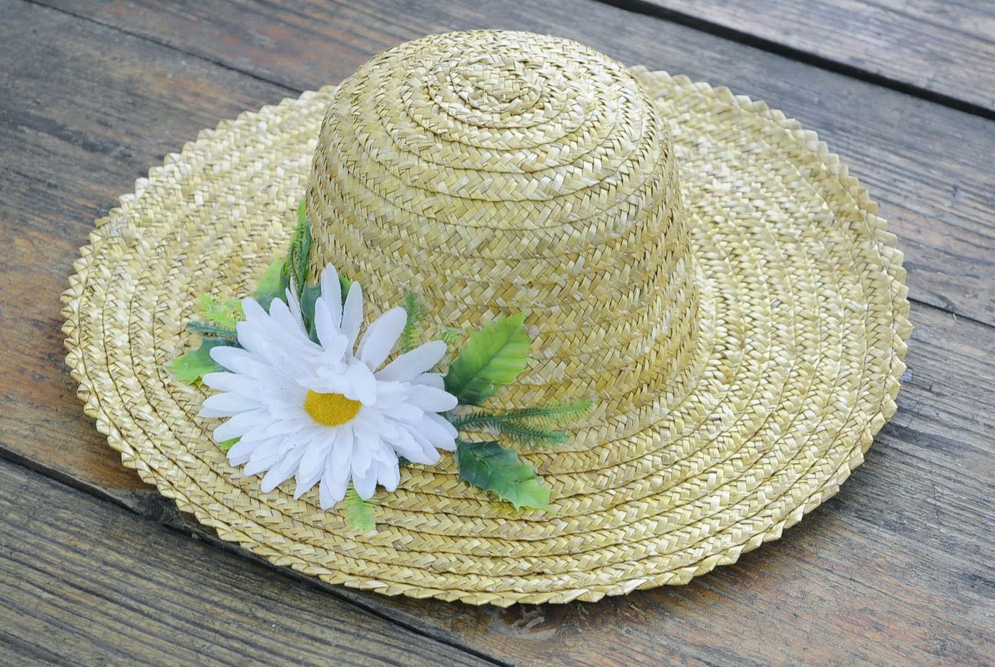Women's hat with camomile photo 1