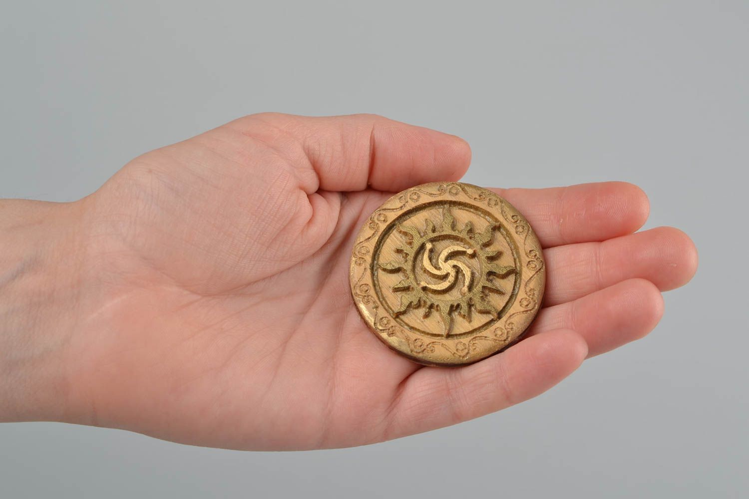 Petite amulette ronde bois d'acacia faite main Symbole de famille sur Soleil photo 2