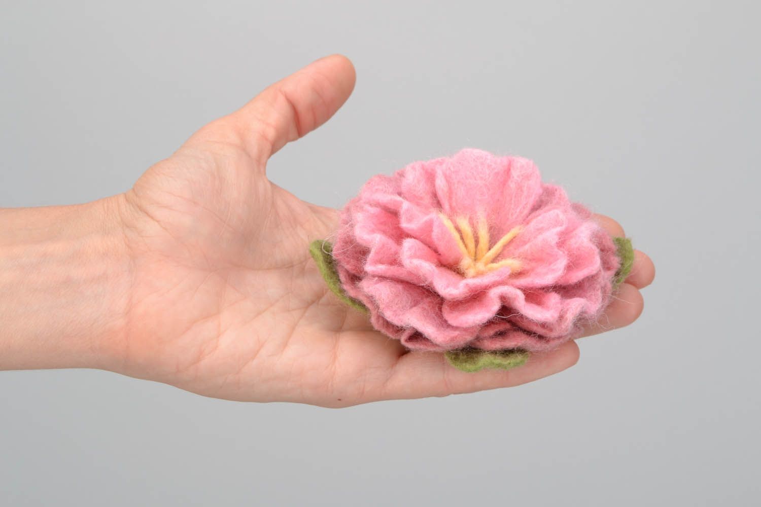 Шерстяная брошь-цветок ручной работы фото 2