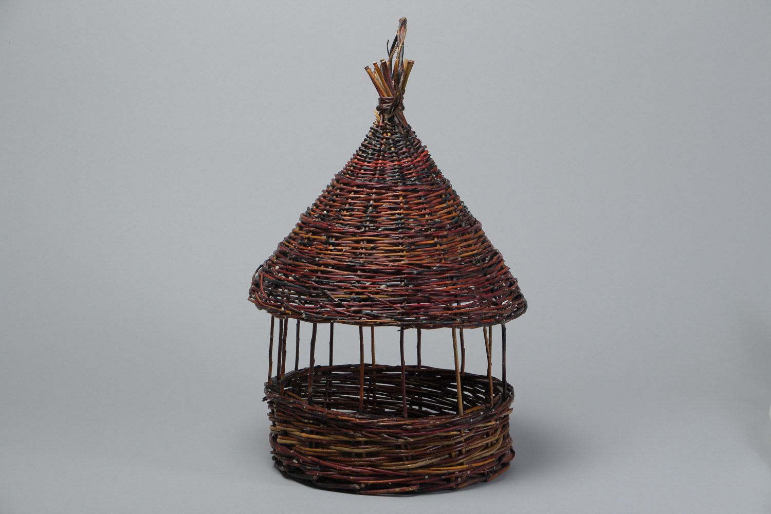 Плетеная кормушка для птиц из ивовой лозы в виде домика подвесная ручной работы фото 2