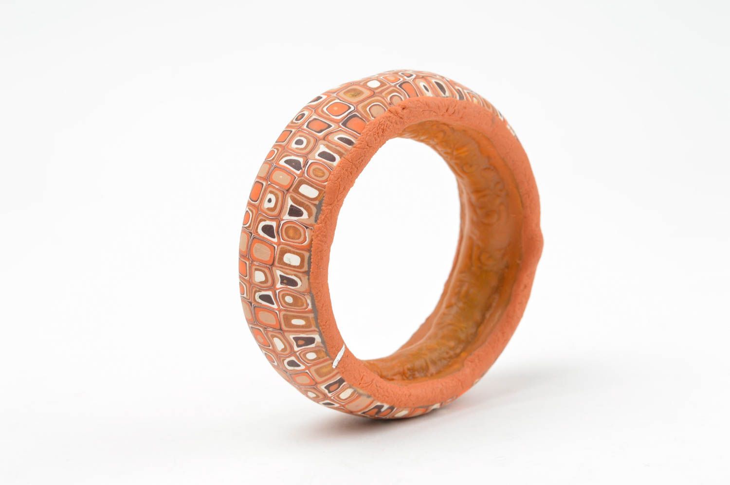 Цельный наручный браслет ручной работы из полимерной глины оранжевый с узорами фото 3