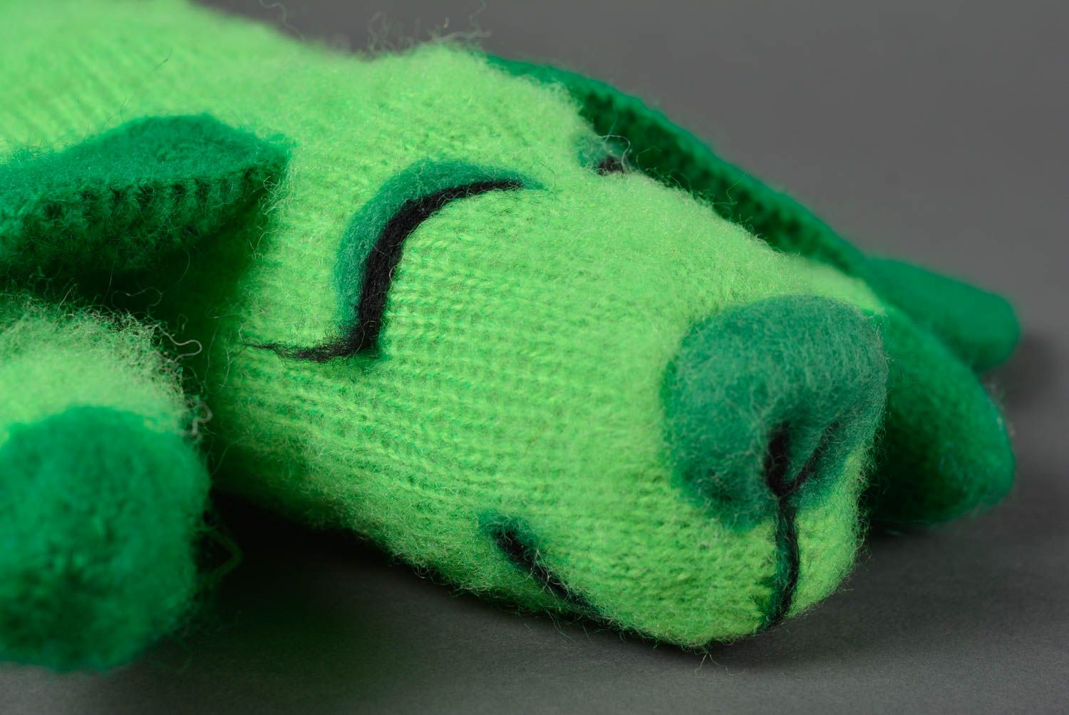 Peluche chien Jouet tricot fait main vert en laine original Décoration chambre photo 2