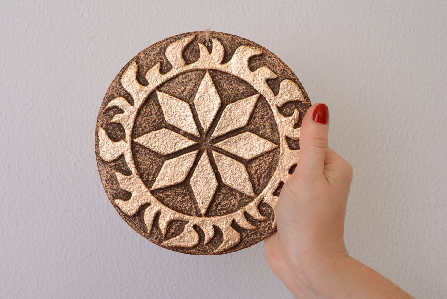 Prato decorativo de argila feito à mão para decoração da parede em estilo étnico Alatyr foto 4