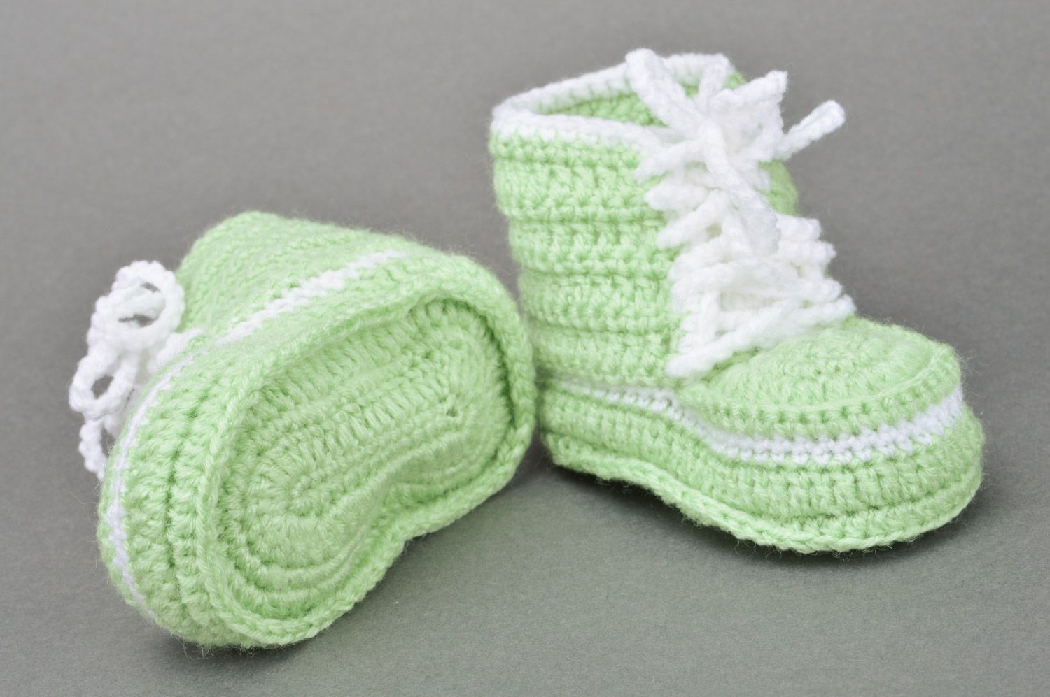 Warme originelle hellgrüne gehäkelte Babyschuhe mit Schuhbändern aus Baumwollfäden  foto 5