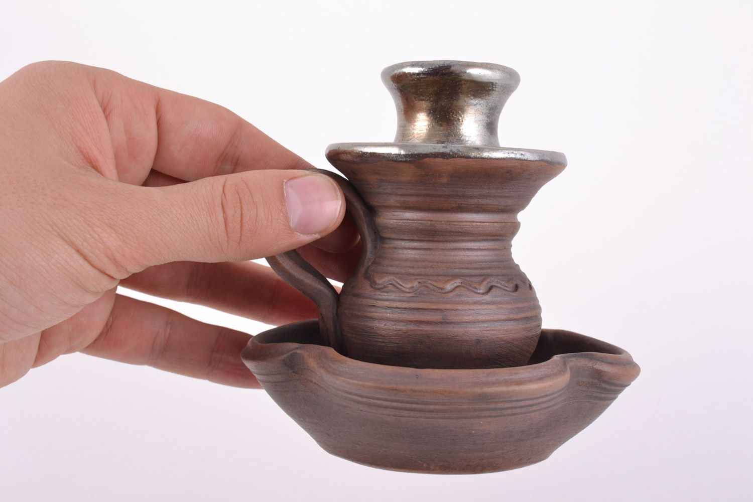 Candelero de arcilla hecho a mano para una vela marrón foto 2