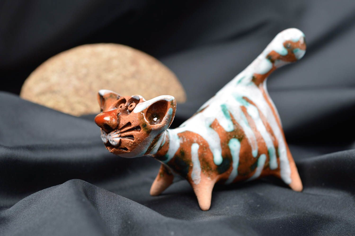 Handmade Deko Katze Figur aus Ton Tischdeko Ideen Statuette mit Glasur bemalt foto 1