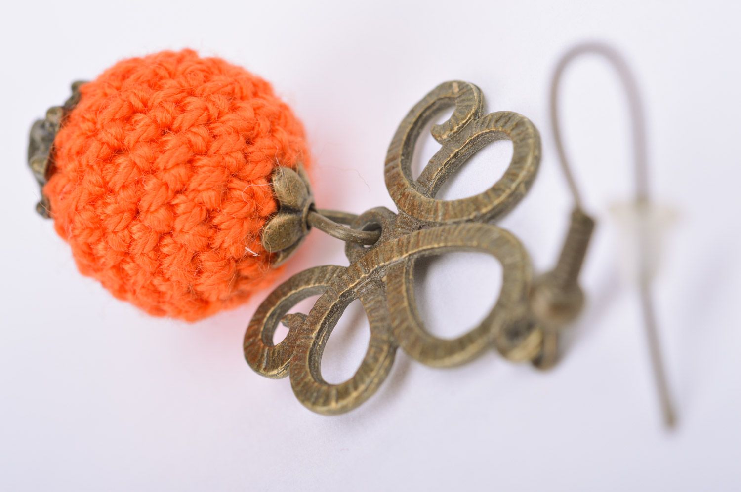 Künstlerische schöne handgemachte orange Ohrringe aus Perlen mit Vintage Furnitur foto 4