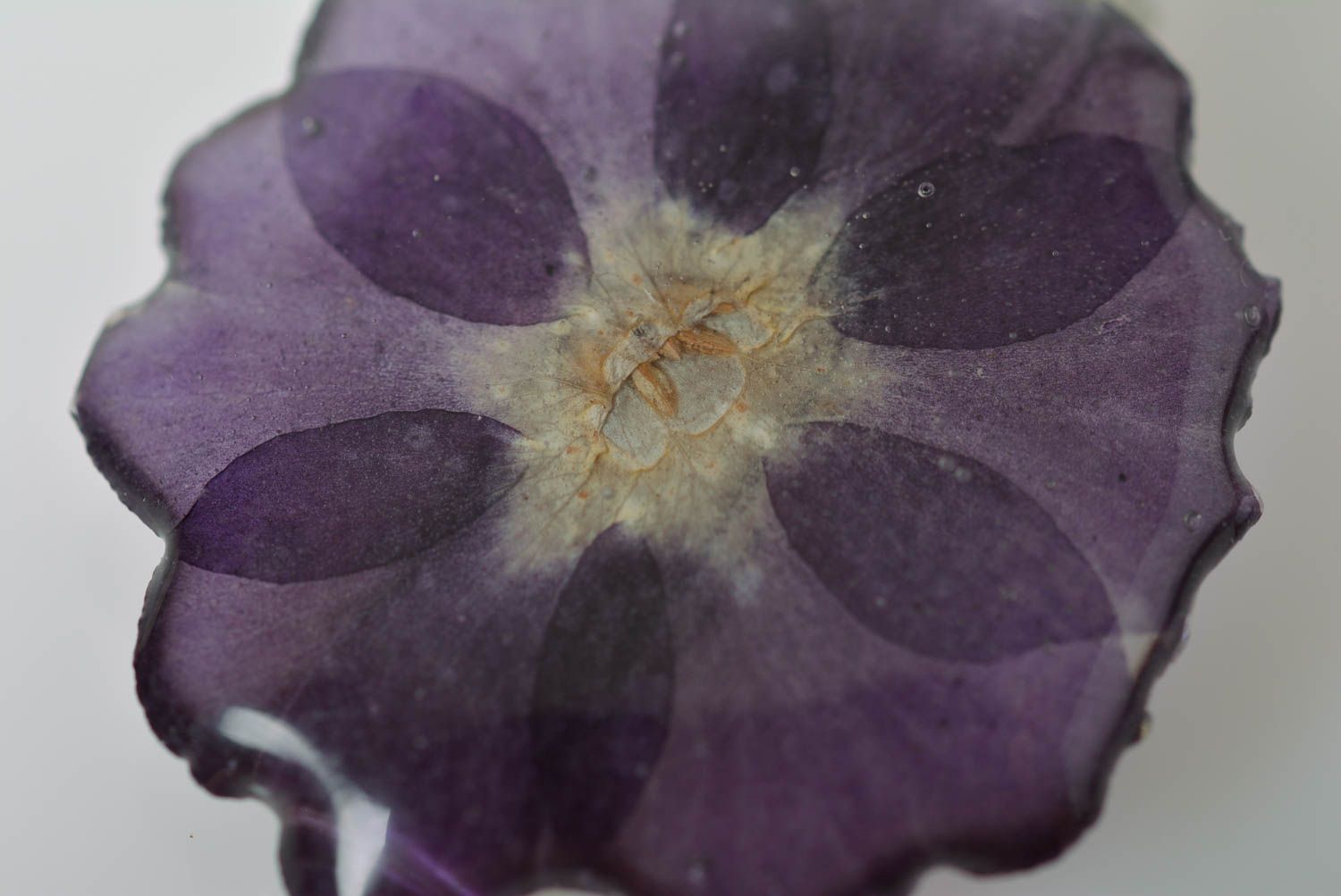Violette Haarklemme mit Blume im Epoxidharz handmade Schmuck für Frauen foto 3