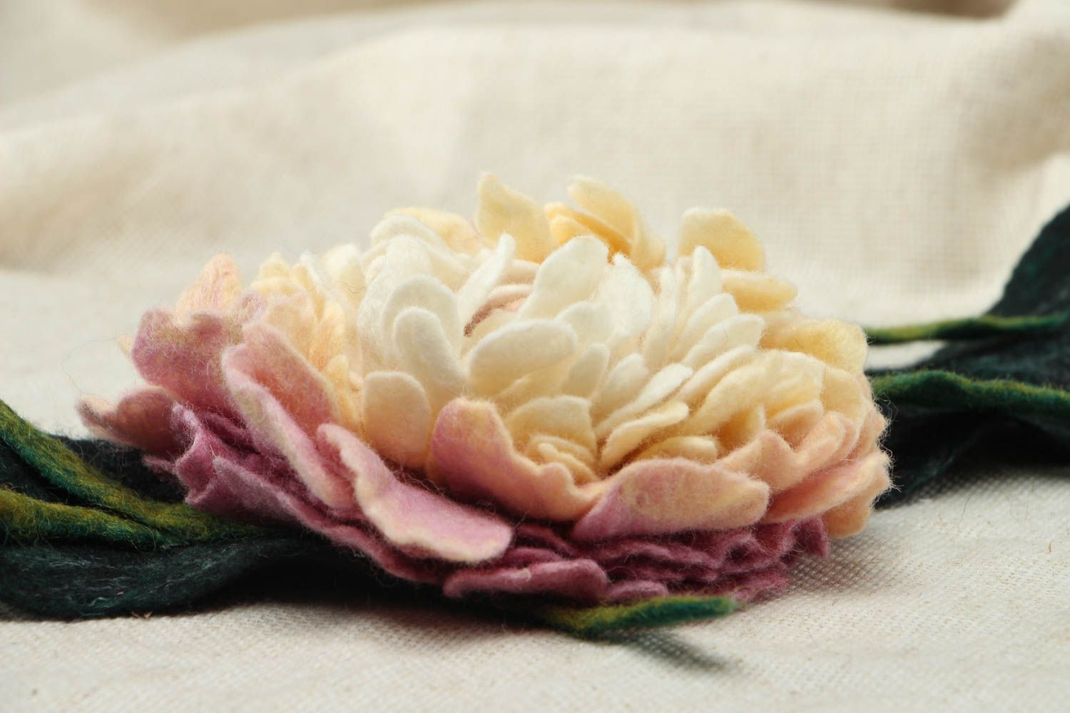 Ceinture large en laine feutrée avec fleur faite main photo 3