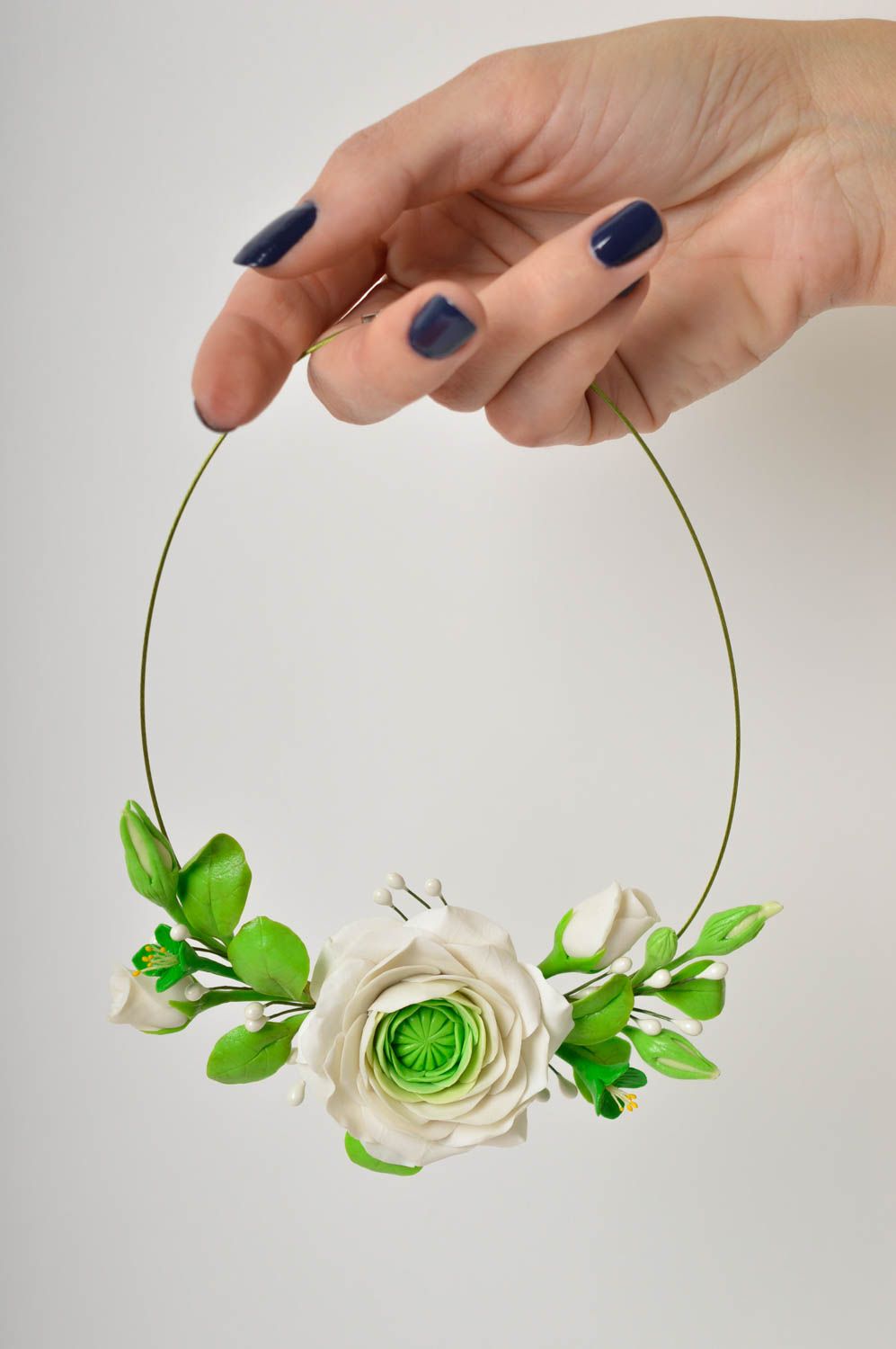 Collier fleur blanche Bijou fait main en pâte polymère Cadeau femme tendance photo 5