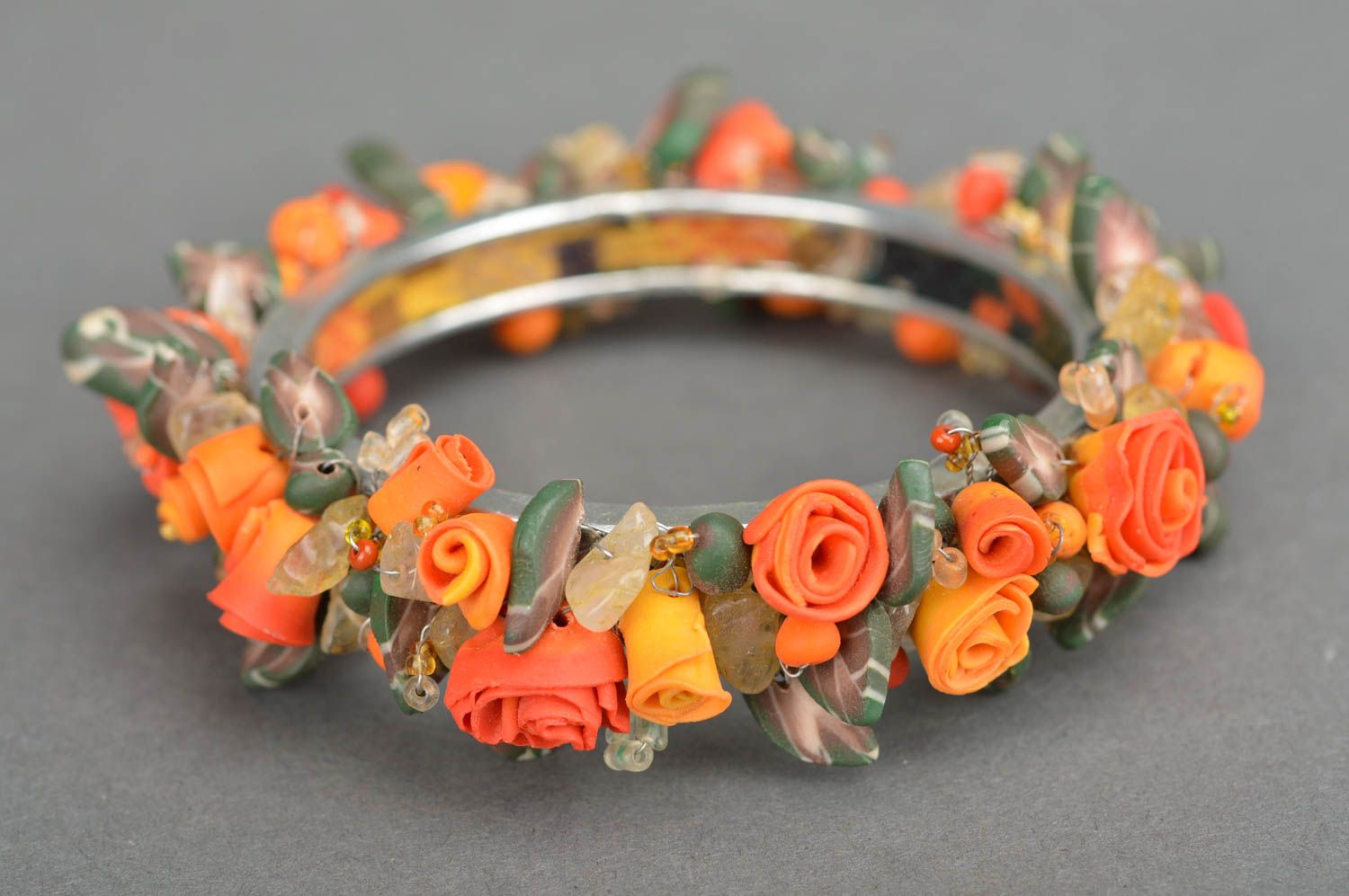 Красивый оранжевый браслет на руку с бисером и цветами из полимерной глины фото 5