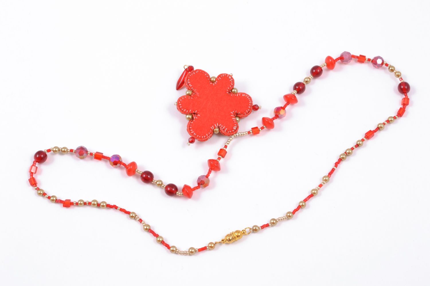 Pendentif soutache rouge en fils spéciaux fait main avec perles fantaisie photo 5