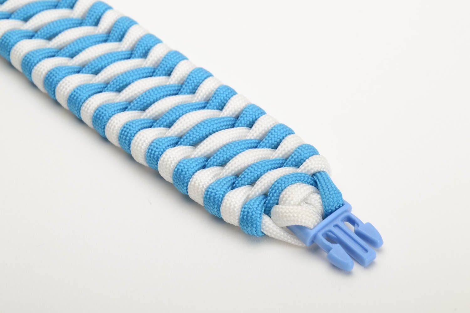 Плетеный браслет из американского шнурка паракорда выживания хэнд мэйд голубой фото 2