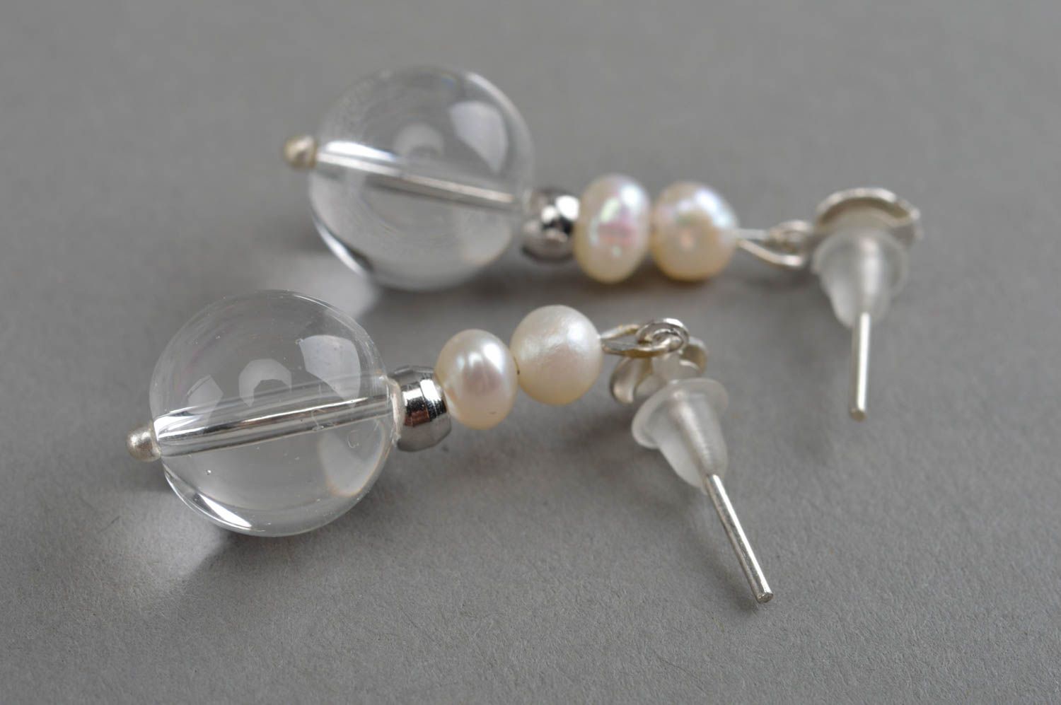 Boucles d'oreilles clous en quartz et perles d'eau douce faites main élégantes photo 3