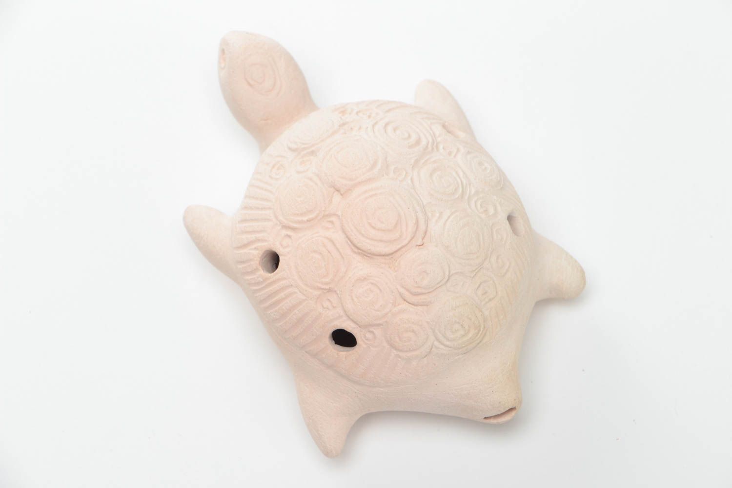Глиняная окарина в виде черепашки маленького размера светлая ручной работы  фото 3