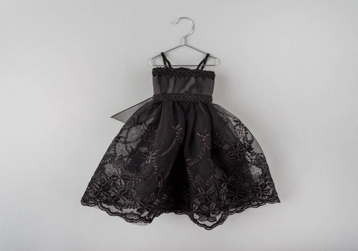 Интерьерная подвеска в виде платья ручной работы оригинальная из кружева фото 3