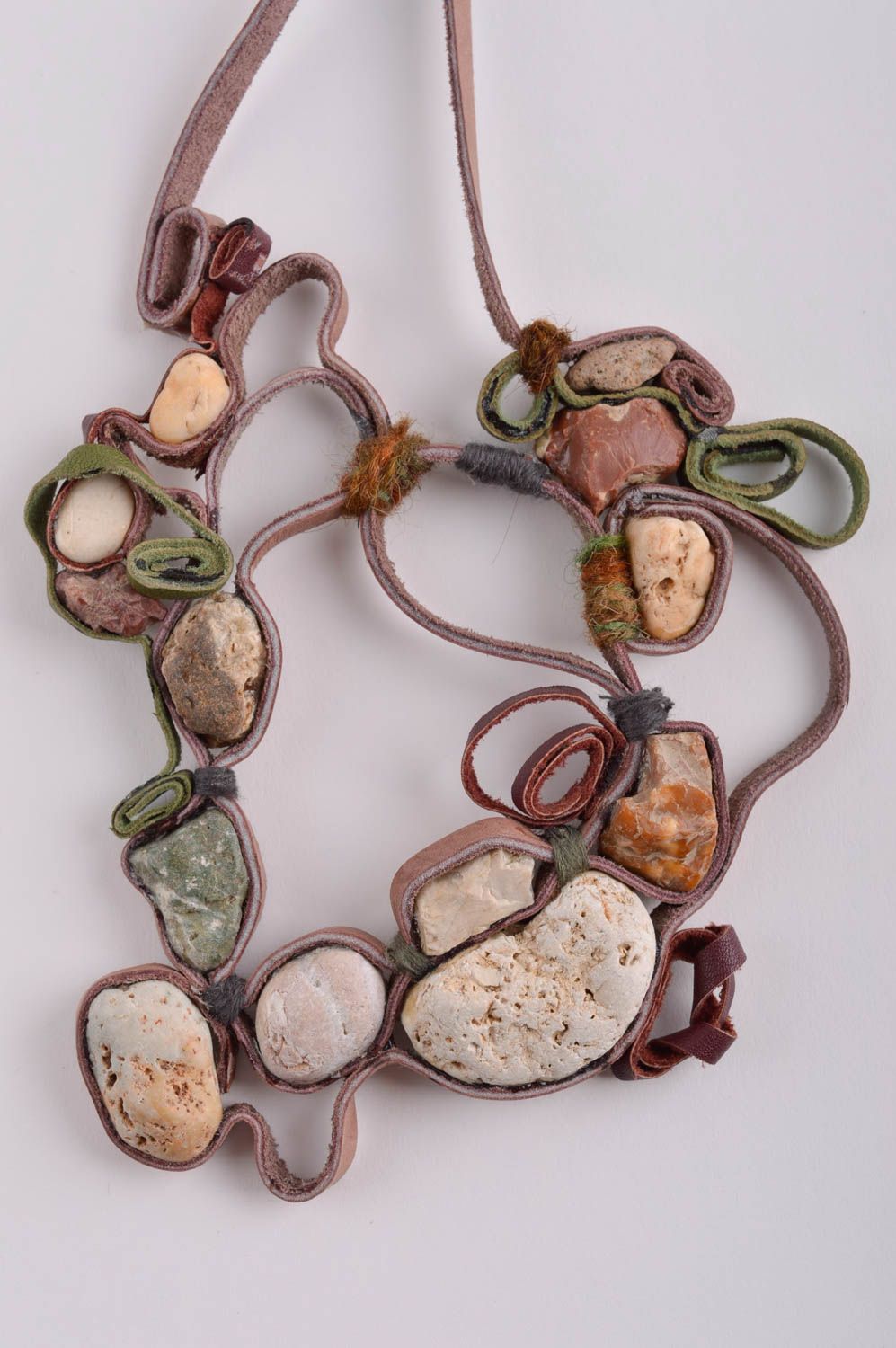Оригинальный подарок ручной работы массивное ожерелье с камнями кожаное колье фото 3