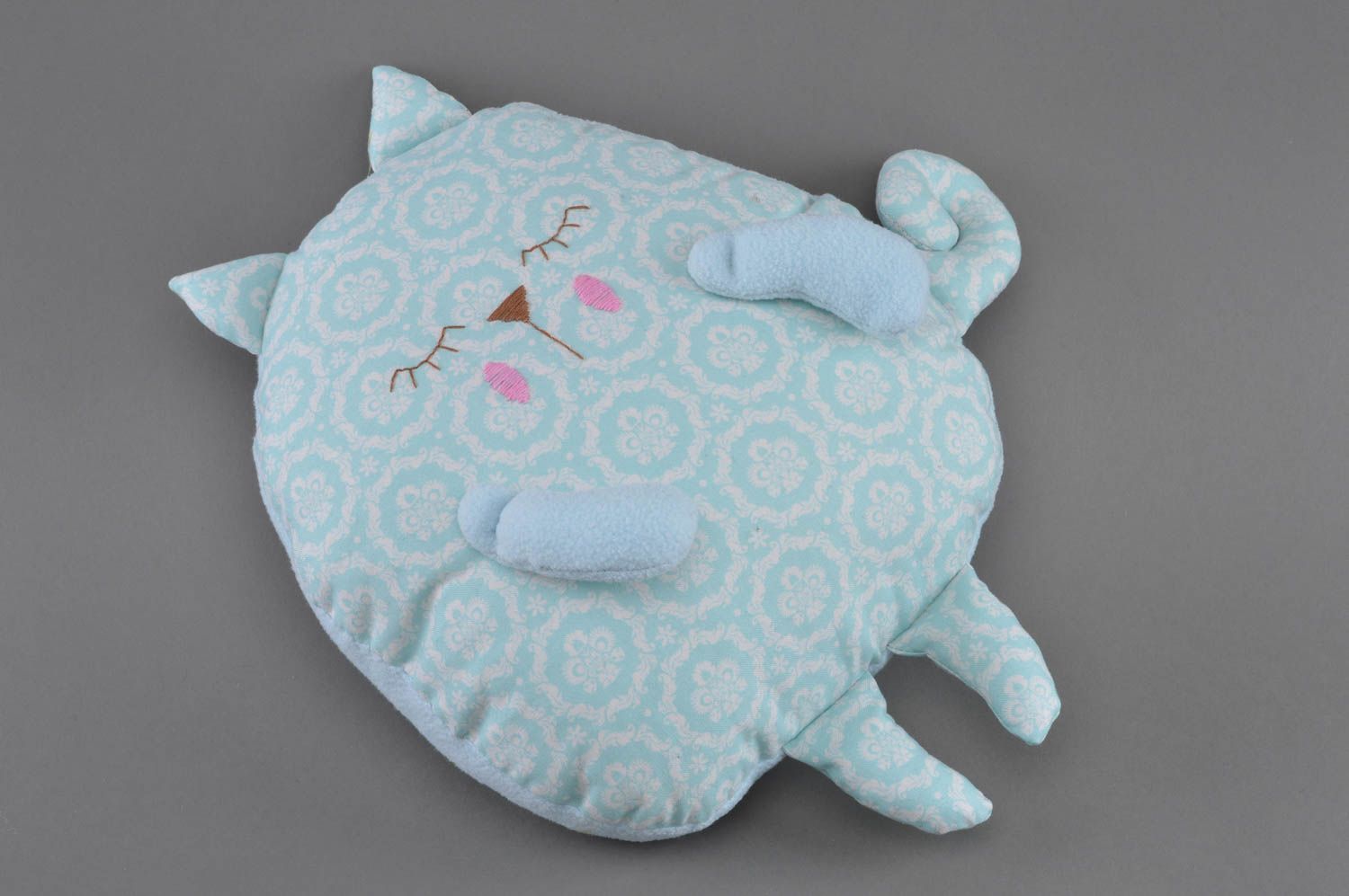 Интерьерная игрушка-подушка из хлопковой ткани ручной работы голубенький котик фото 1