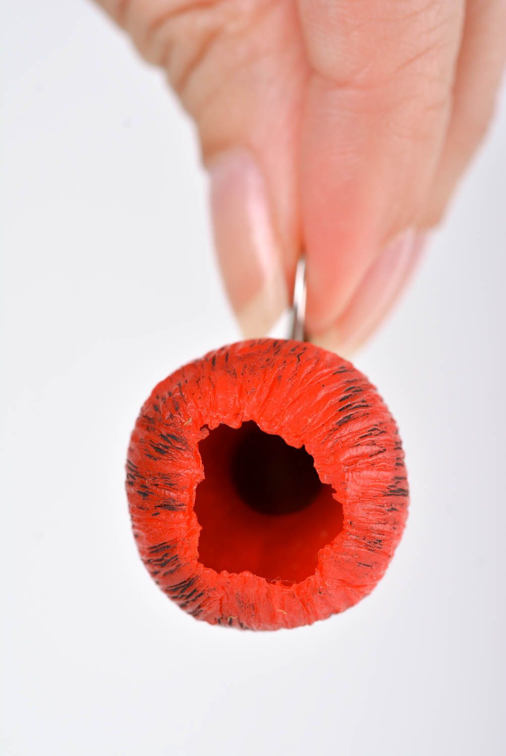 Orecchini belli in argilla polimerica fatti a mano accessorio rosso vivace
 foto 3