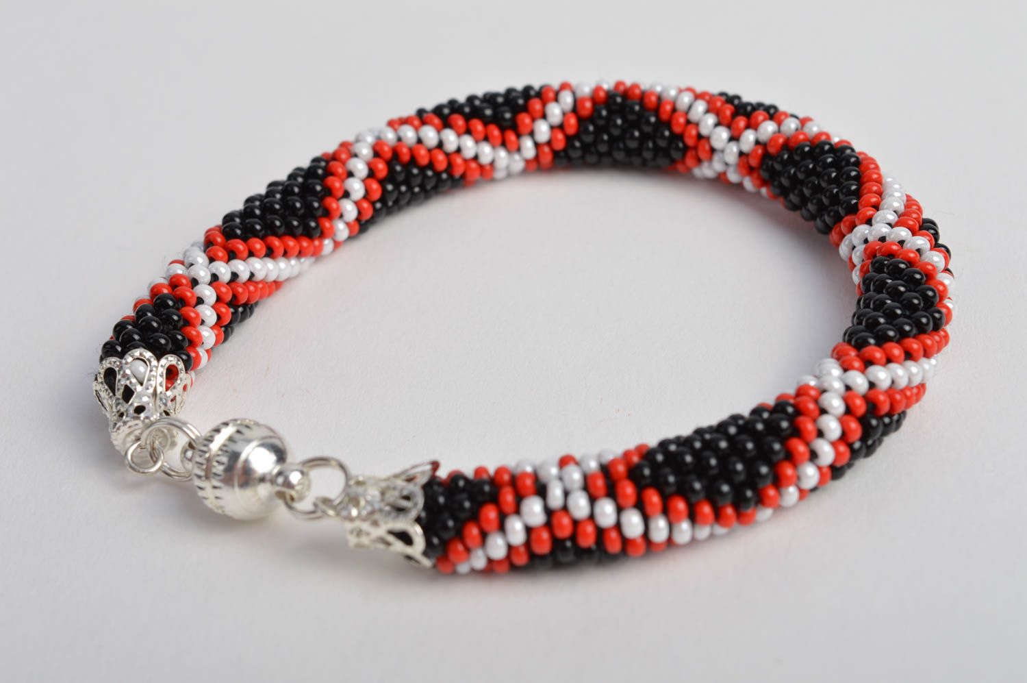 Bracelet perles de rocaille Bijou fait main noir motif blanc-rouge Cadeau femme photo 3