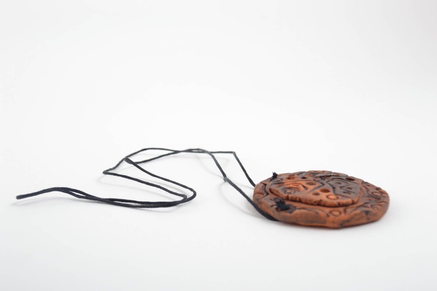 Глиняный кулон ручной работы украшения из натуральных материалов круглый кулон фото 3