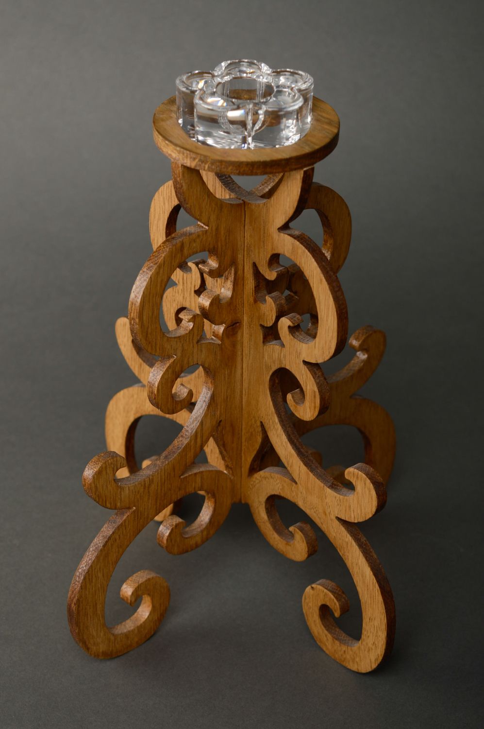 Candelabro de madera tallado para una vela redonda foto 1