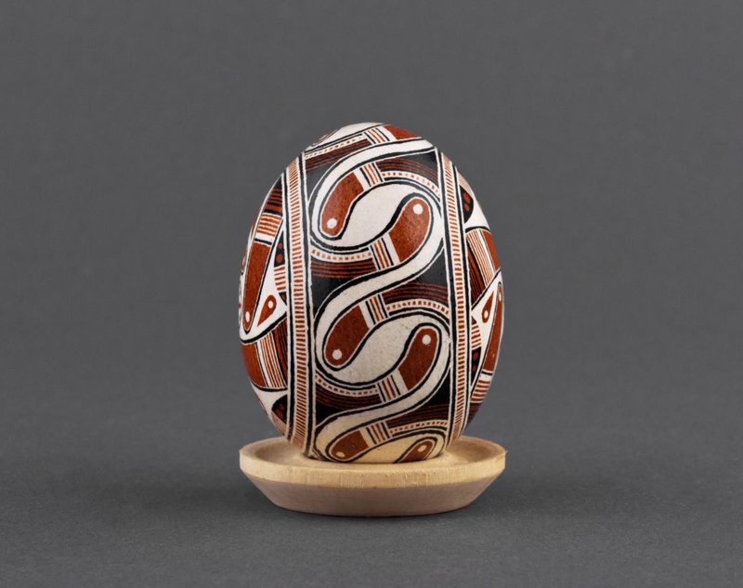 Joli œuf de Pâques de poule peint style ethnique pyssanka décorative fait main photo 3