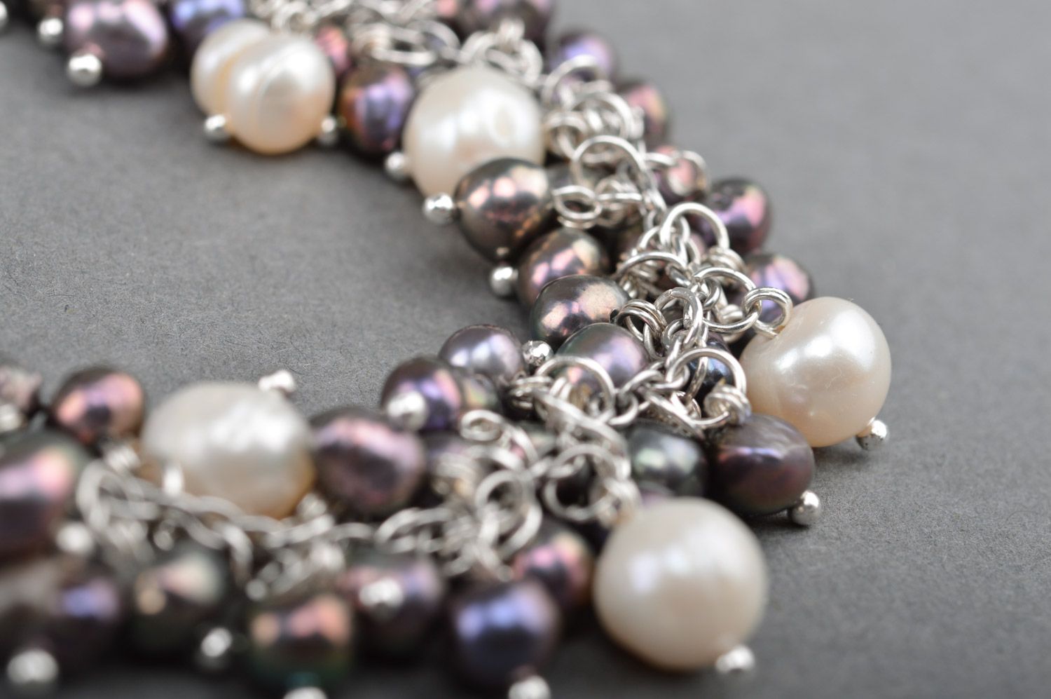 Handgemachtes Armband mit Perlen an der Kette in Weiß und Schwarz künstlerisch foto 4