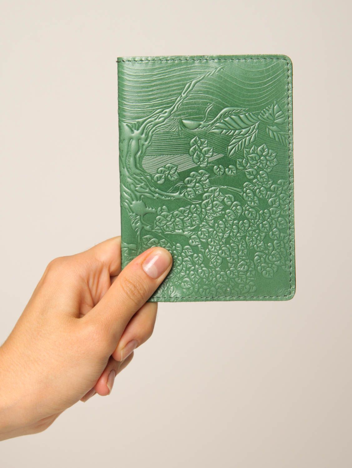 Оригинальный подарок ручной работы обложка на паспорт аксессуар из кожи фото 2