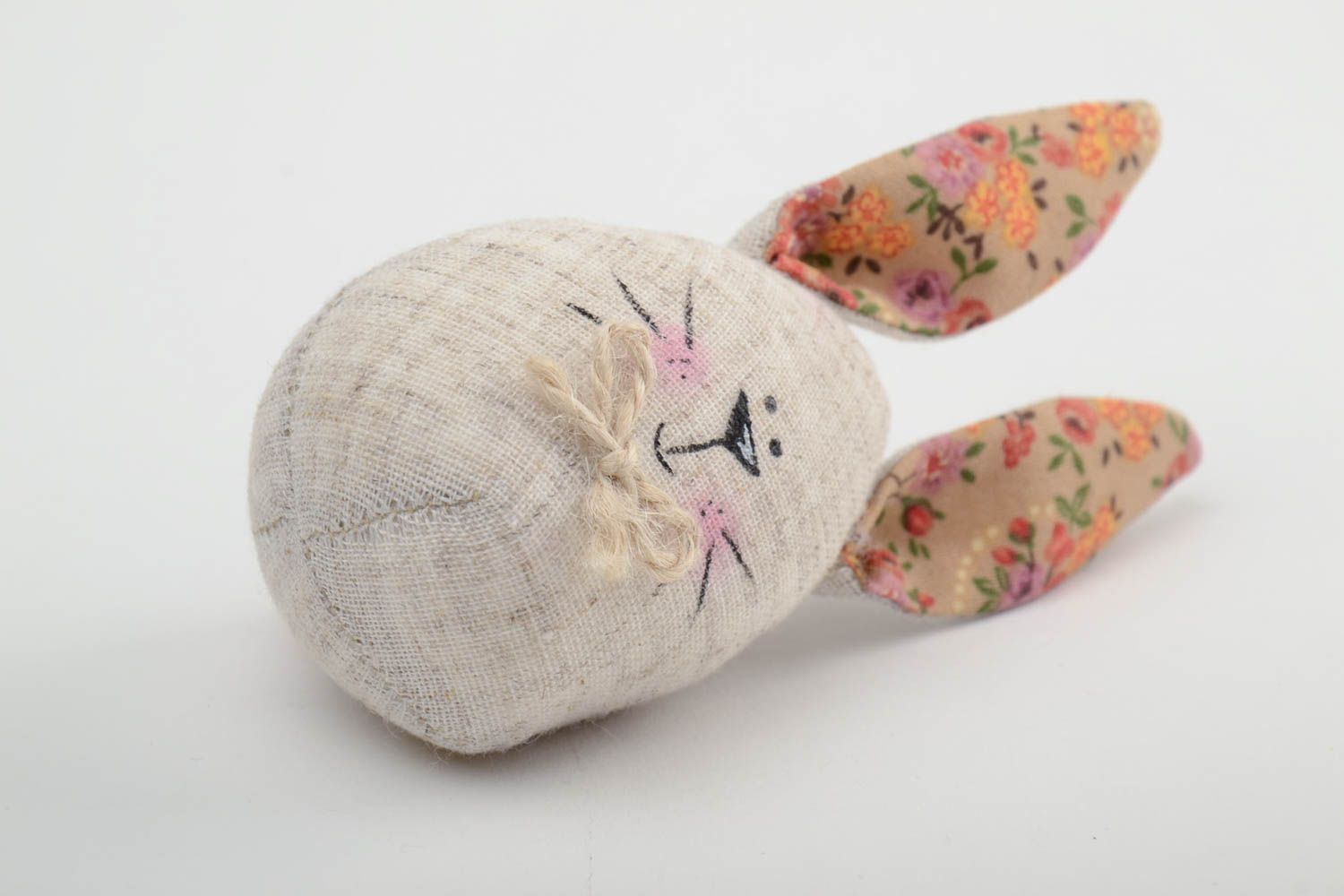 Мягкая интерьерная подвеска кролик на петельке из льняной ткани ручной работы фото 4